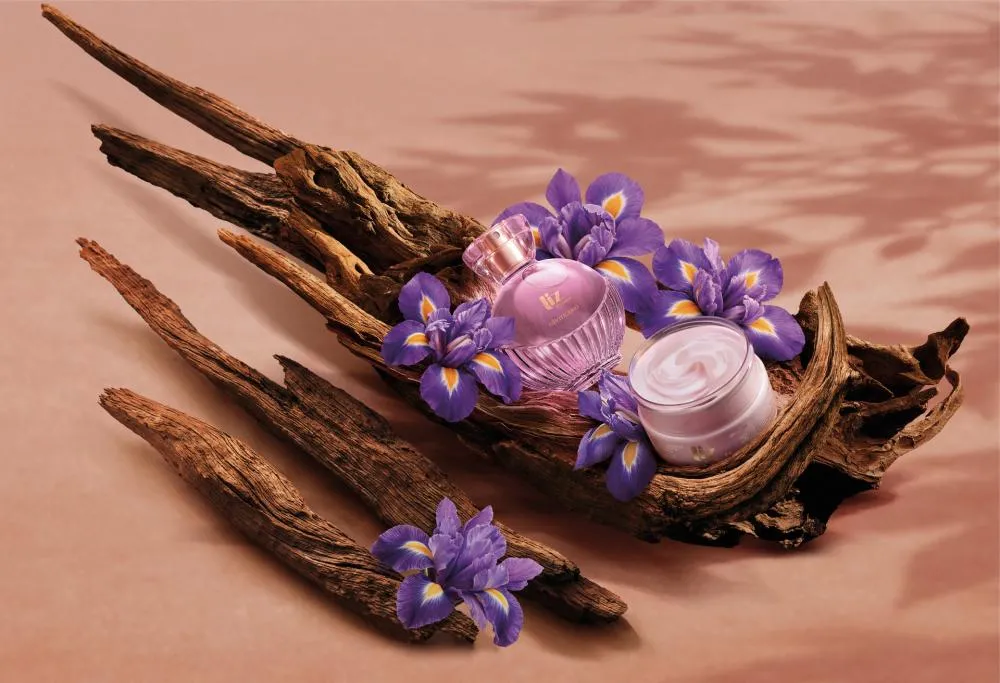Com ingrediente raro da perfumaria internacional, O Boticário redefine o amadeirado feminino no lançamento de Liz D'Essence
