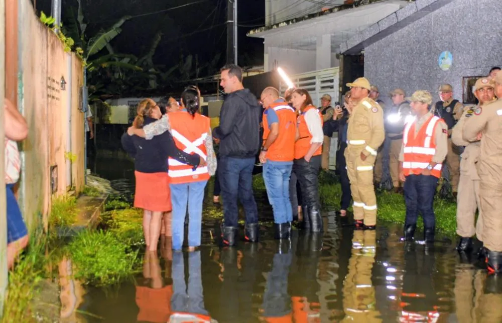 Governador Lucas Ribeiro visita comunidades de João Pessoa afetadas pelas chuvas e determina providências 