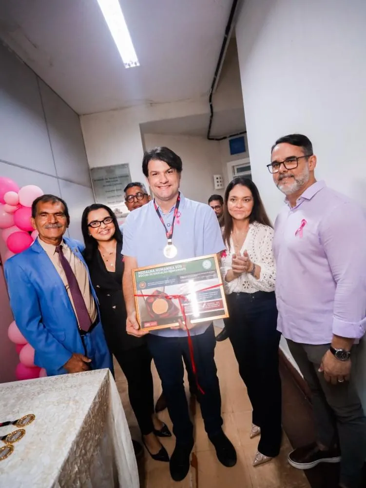 Leo Bezerra lança medalha para incentivar atendimento humanizado e reforça ações preventivas do Outubro Rosa