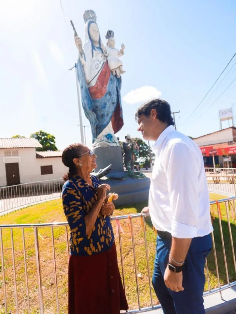 Leo Bezerra inspeciona Largo de Nossa Senhora das Penha e convida população para inauguração do espaço com missa de ação de graças