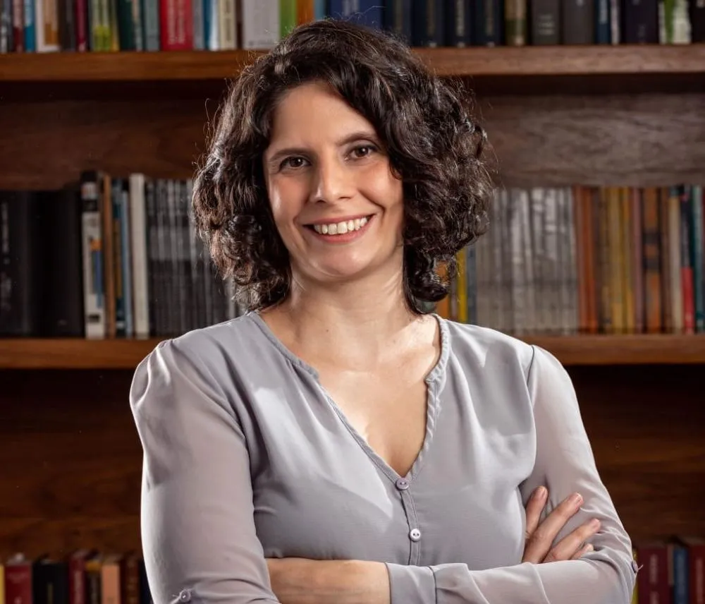 Júlia Alexim, Advogada criminalista na Stamato Advogados Associados, Mestre em memória social pela Unirio, Especialista em Ciências Jurídico-Políticas pela Universidade de Lisboa, Graduada em Direito pela PUC-Rio.