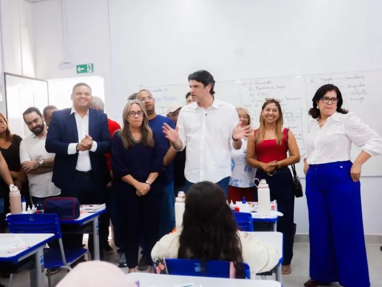 Leo Bezerra entrega nova estrutura da Escola Tércia Bonavides Lins, garantindo mais 900 vagas de ensino